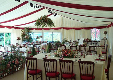 白い外の玄関ひさしのでき事のテント、1000人の結婚披露宴のテント